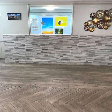 Days Inn By Wyndham Birmingham/West Екстериор снимка