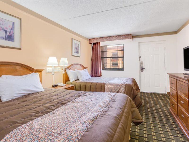 Days Inn By Wyndham Birmingham/West Екстериор снимка