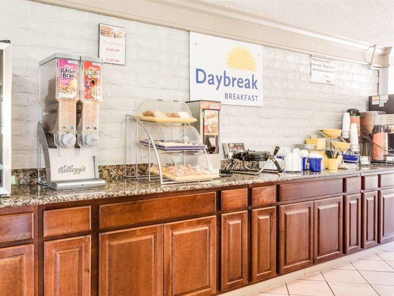 Days Inn By Wyndham Birmingham/West Екстериор снимка