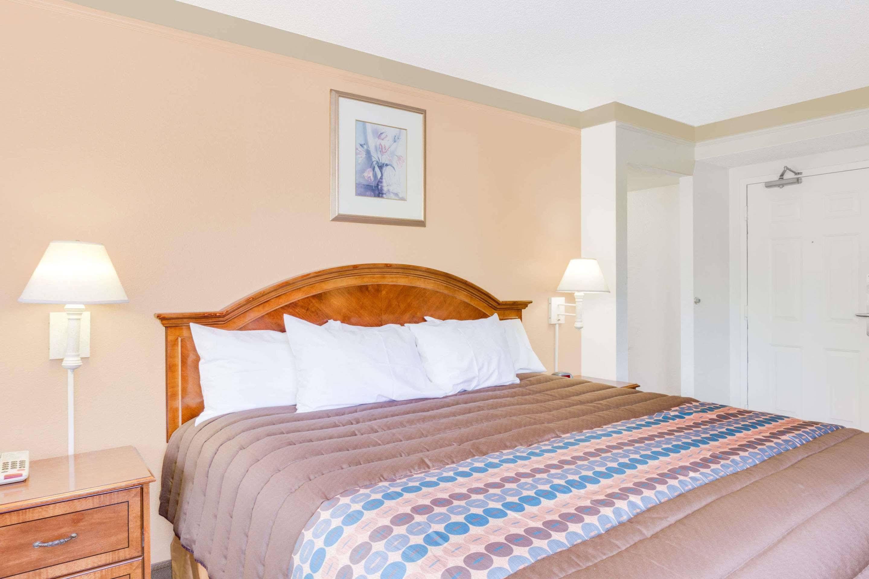 Days Inn By Wyndham Birmingham/West Екстериор снимка