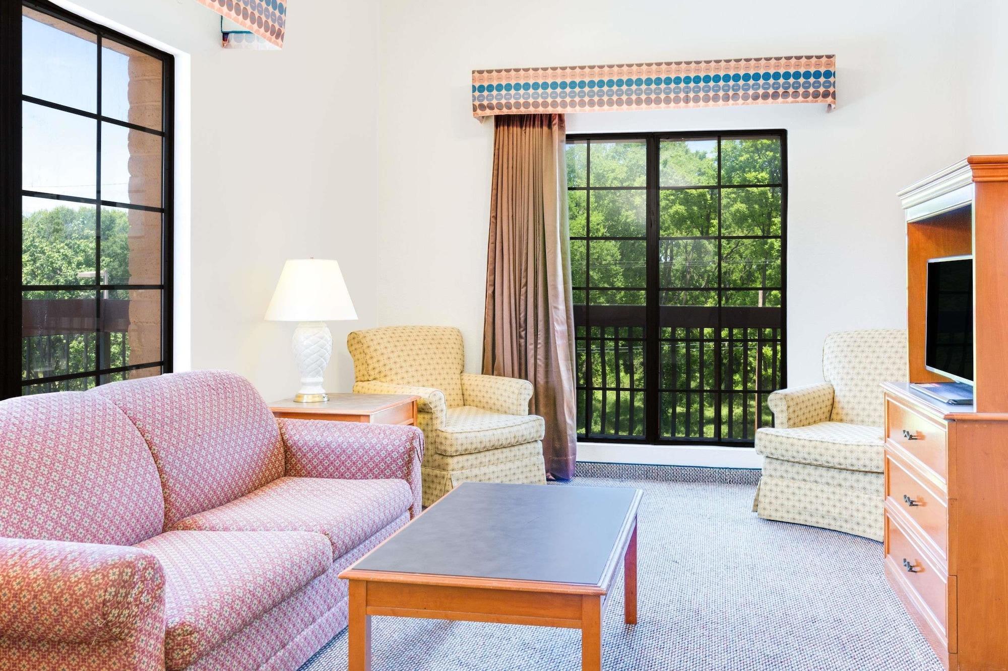 Days Inn By Wyndham Birmingham/West Екстериор снимка
