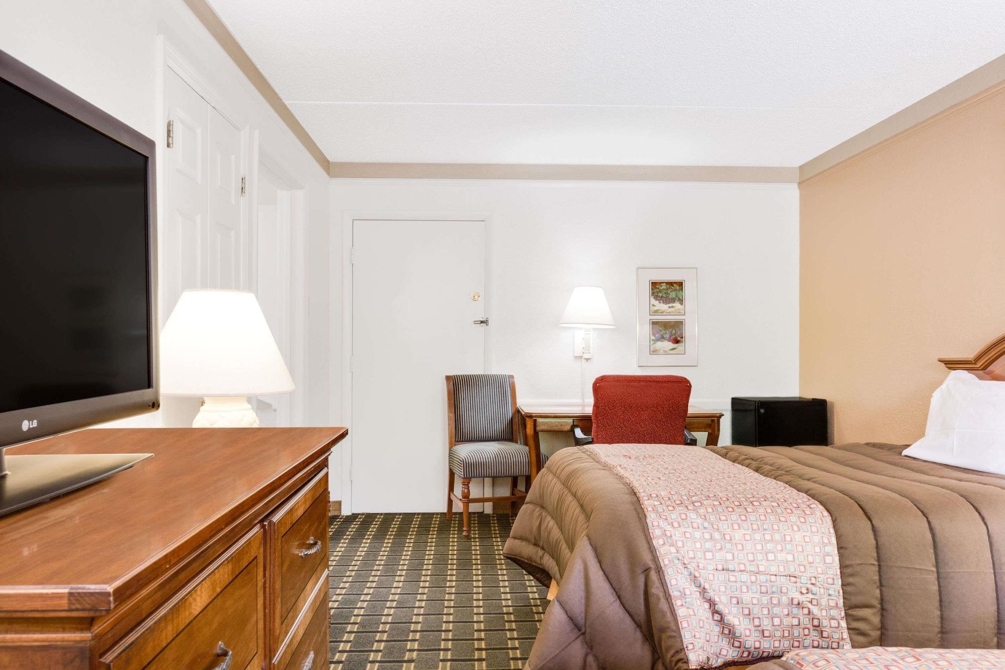 Days Inn By Wyndham Birmingham/West Екстериор снимка