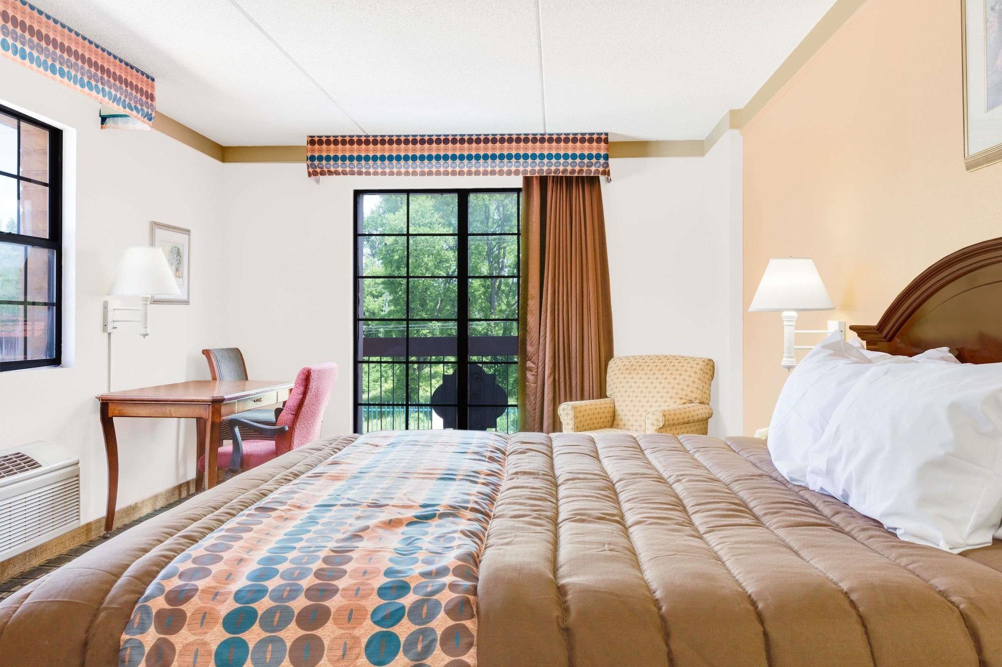 Days Inn By Wyndham Birmingham/West Екстериор снимка