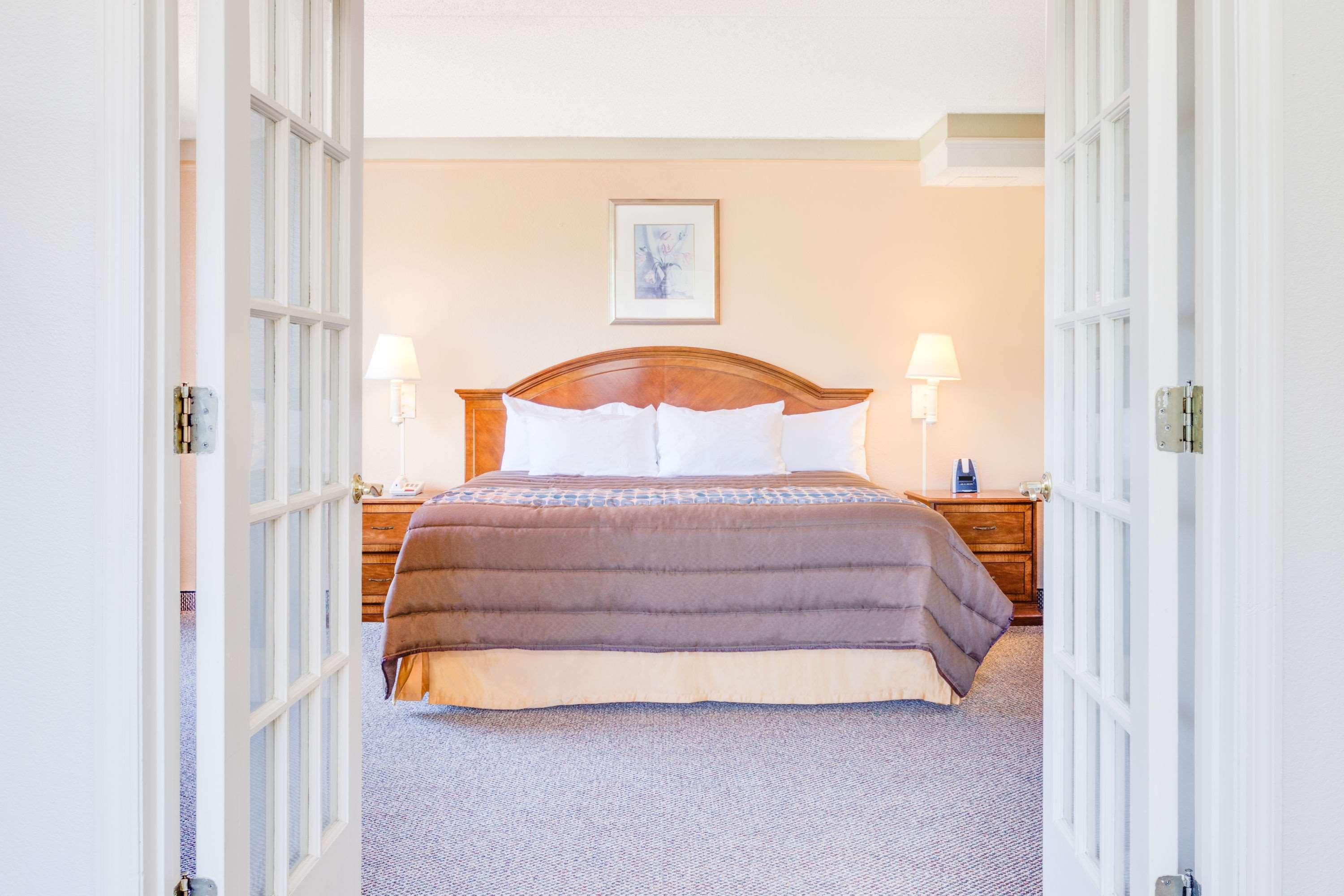 Days Inn By Wyndham Birmingham/West Екстериор снимка