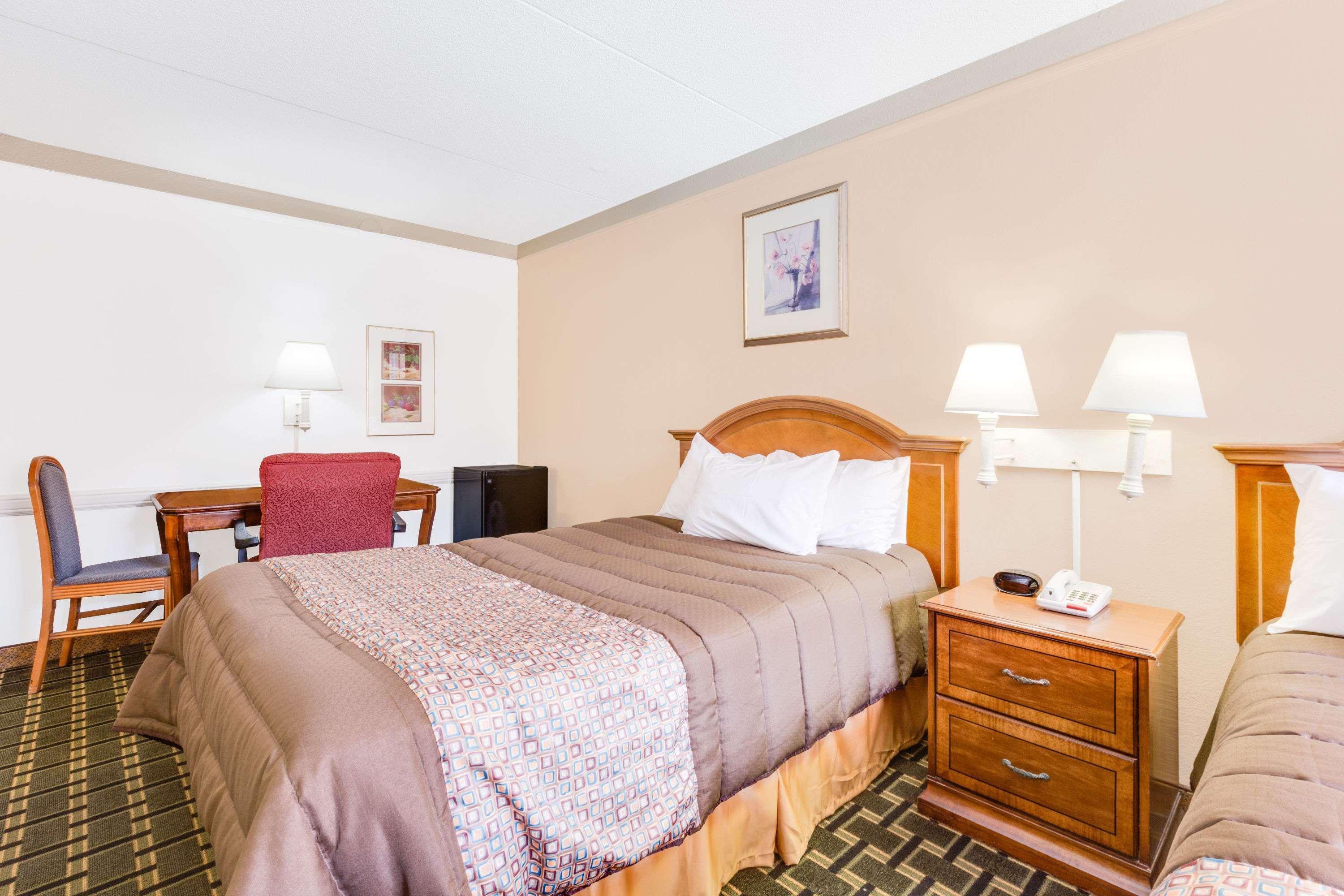 Days Inn By Wyndham Birmingham/West Екстериор снимка