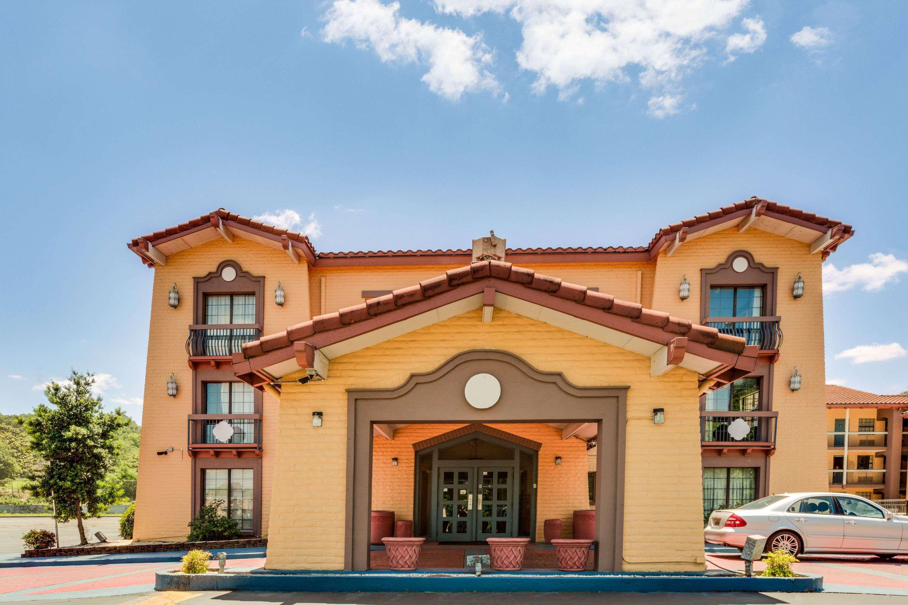 Days Inn By Wyndham Birmingham/West Екстериор снимка