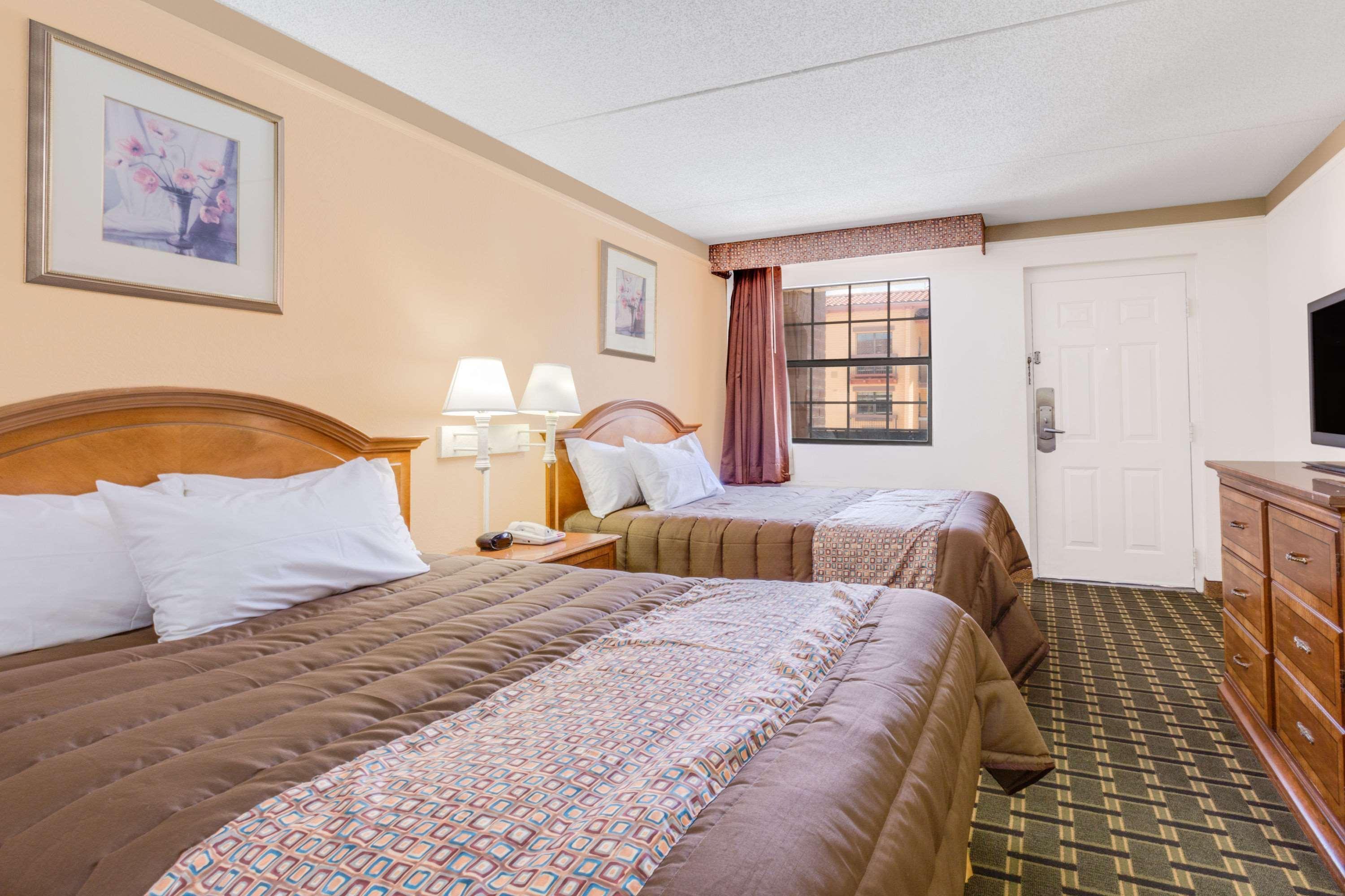 Days Inn By Wyndham Birmingham/West Екстериор снимка