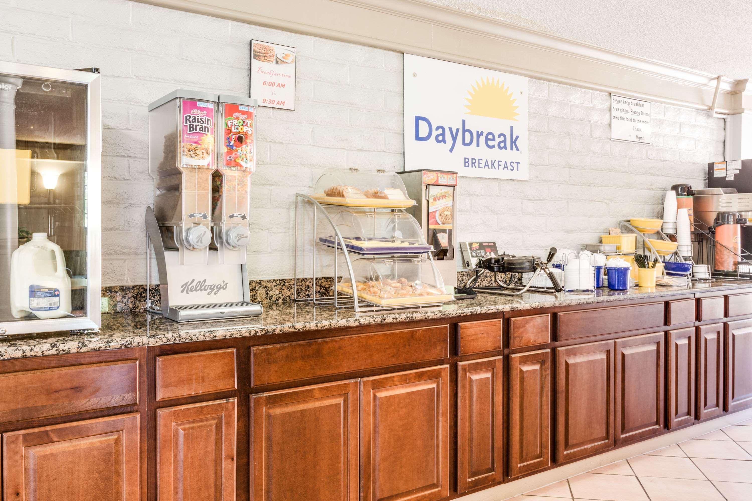 Days Inn By Wyndham Birmingham/West Екстериор снимка