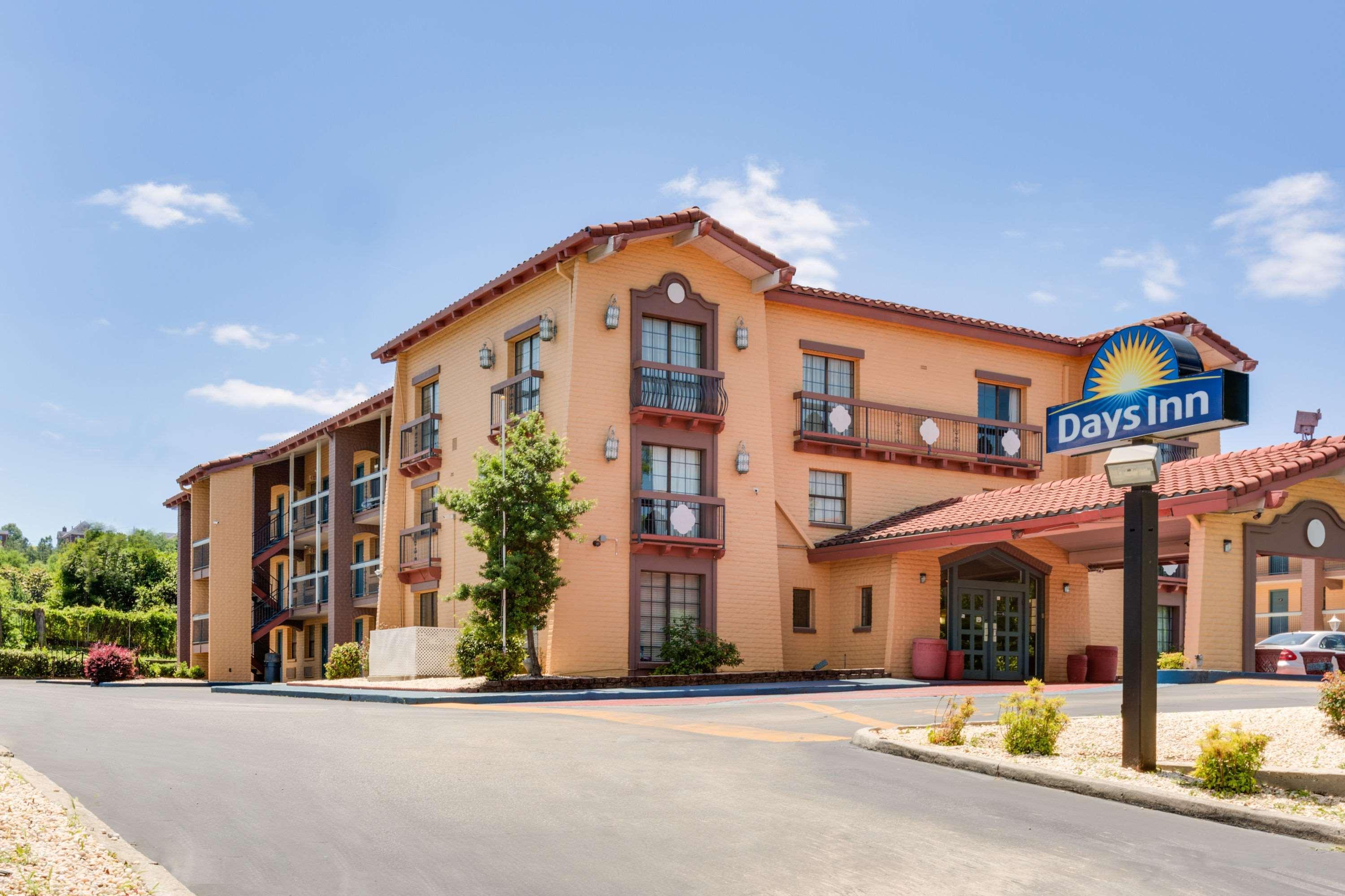 Days Inn By Wyndham Birmingham/West Екстериор снимка
