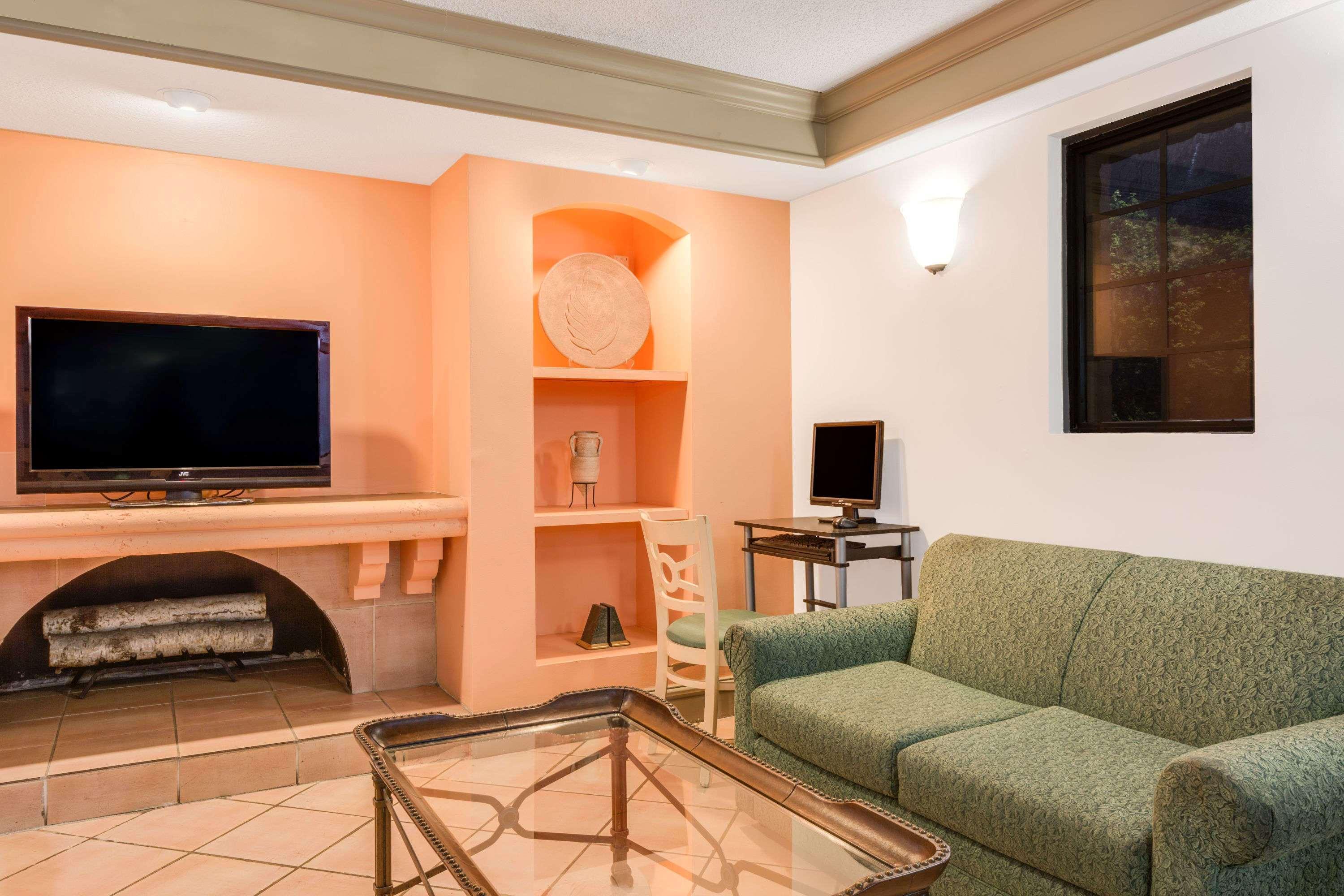 Days Inn By Wyndham Birmingham/West Екстериор снимка