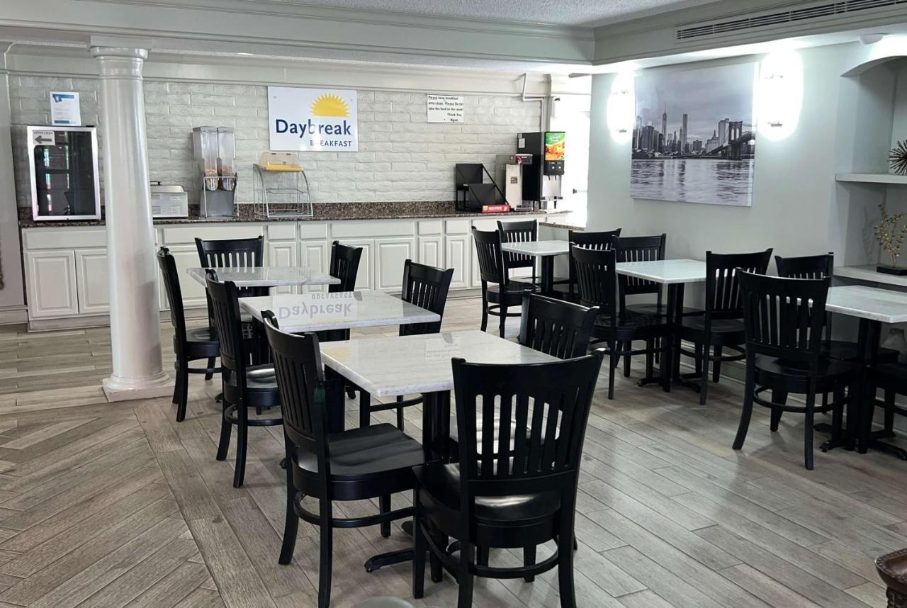 Days Inn By Wyndham Birmingham/West Екстериор снимка