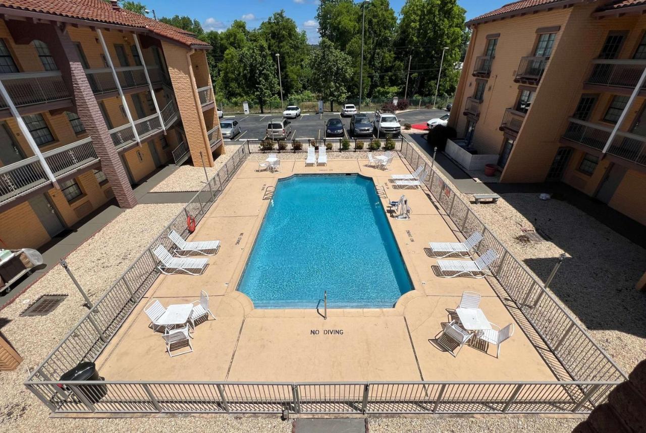 Days Inn By Wyndham Birmingham/West Екстериор снимка