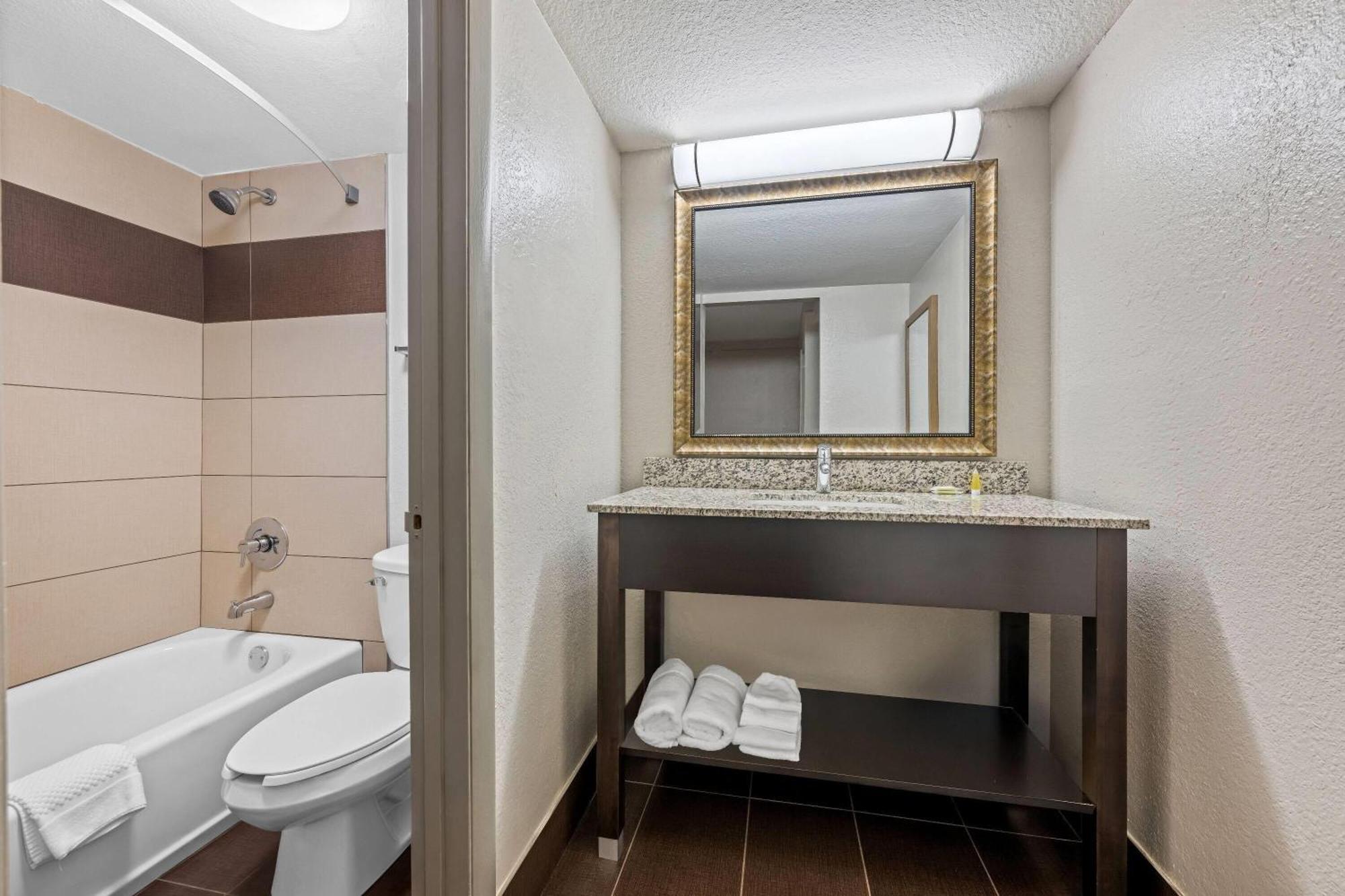 Days Inn By Wyndham Birmingham/West Екстериор снимка
