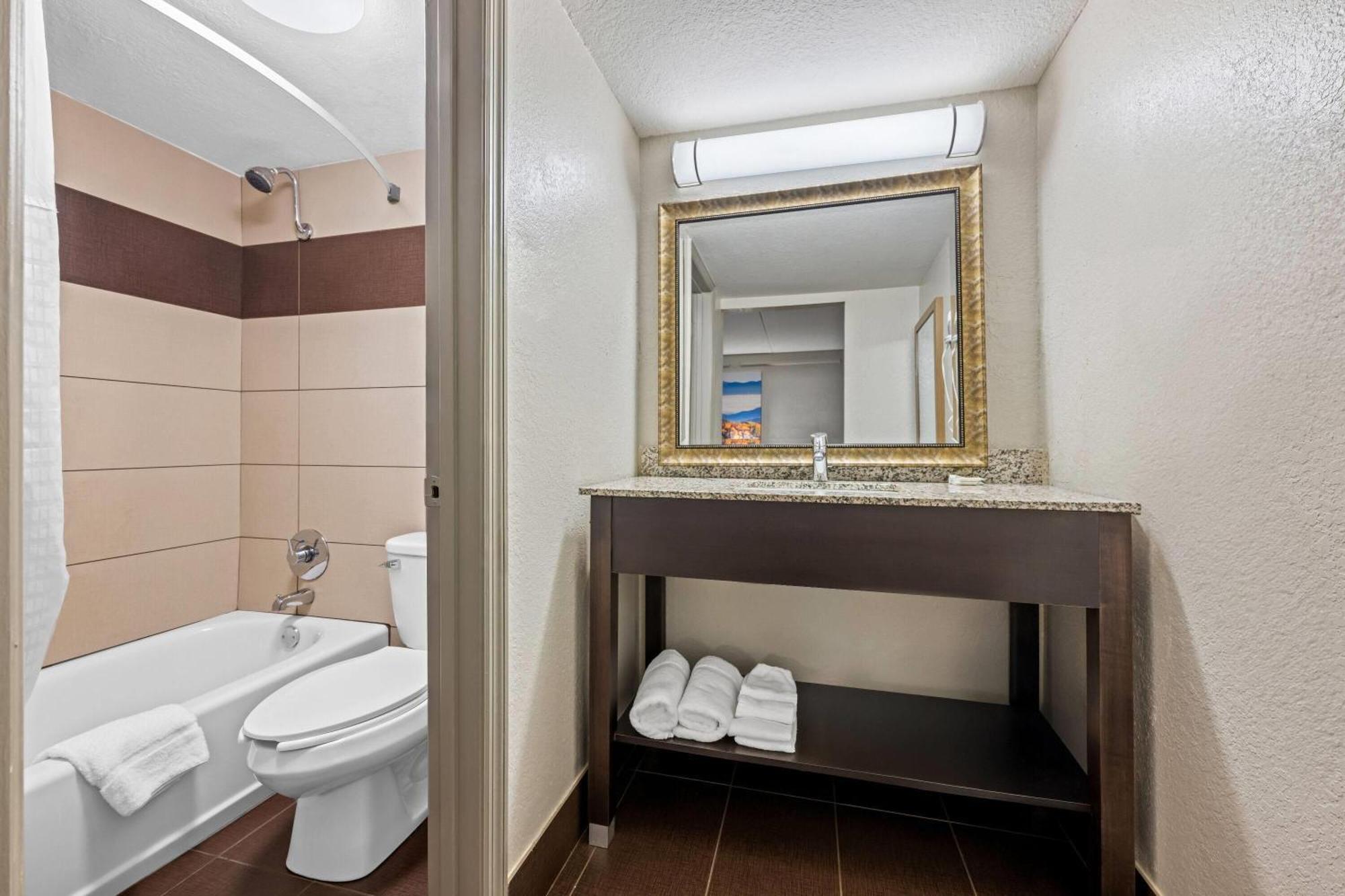 Days Inn By Wyndham Birmingham/West Екстериор снимка