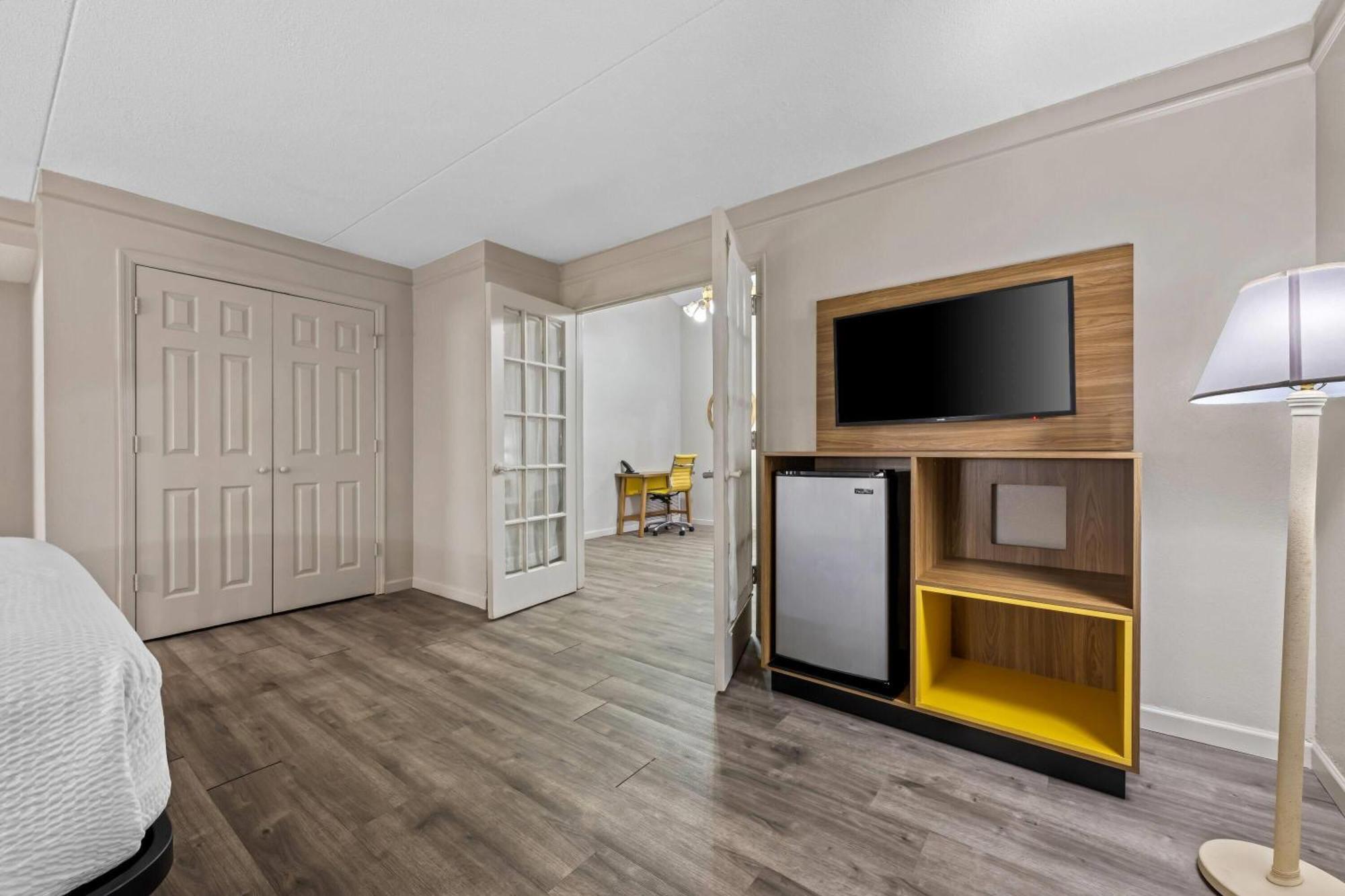 Days Inn By Wyndham Birmingham/West Екстериор снимка