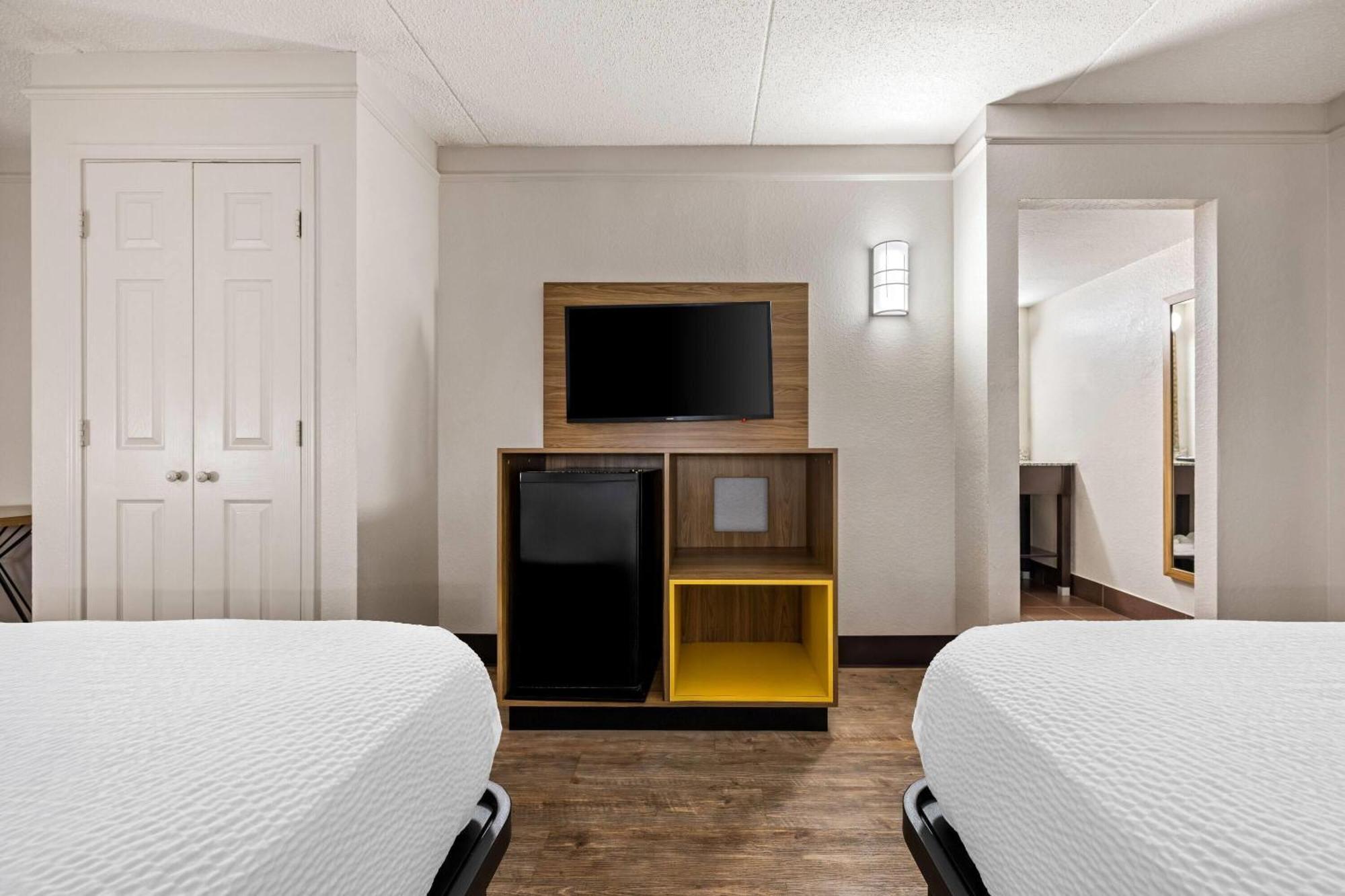 Days Inn By Wyndham Birmingham/West Екстериор снимка