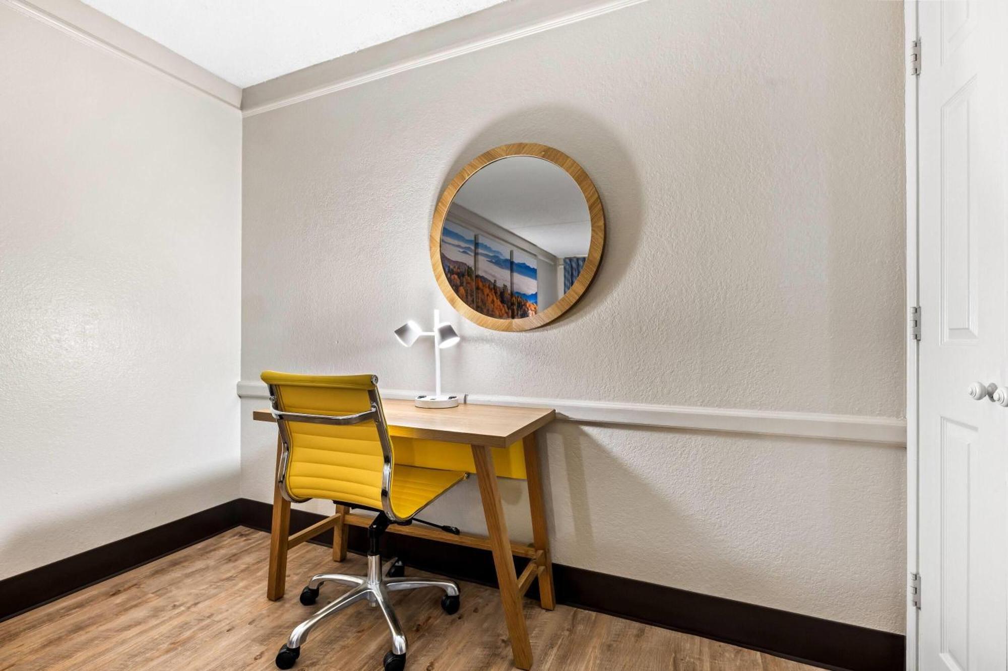 Days Inn By Wyndham Birmingham/West Екстериор снимка