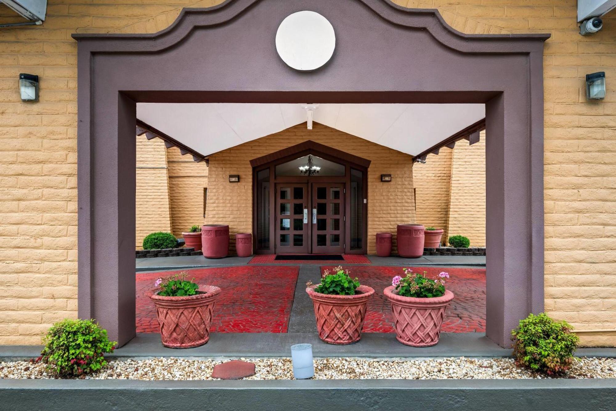 Days Inn By Wyndham Birmingham/West Екстериор снимка