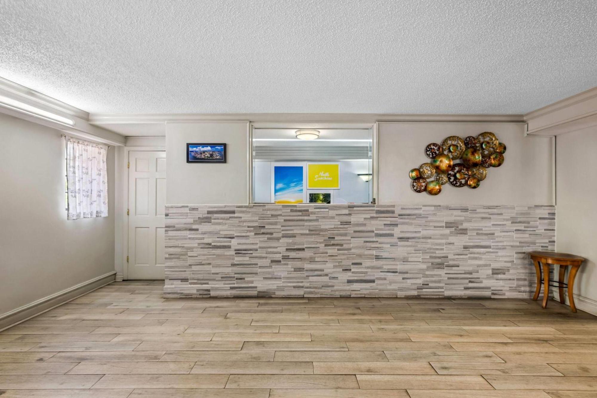 Days Inn By Wyndham Birmingham/West Екстериор снимка