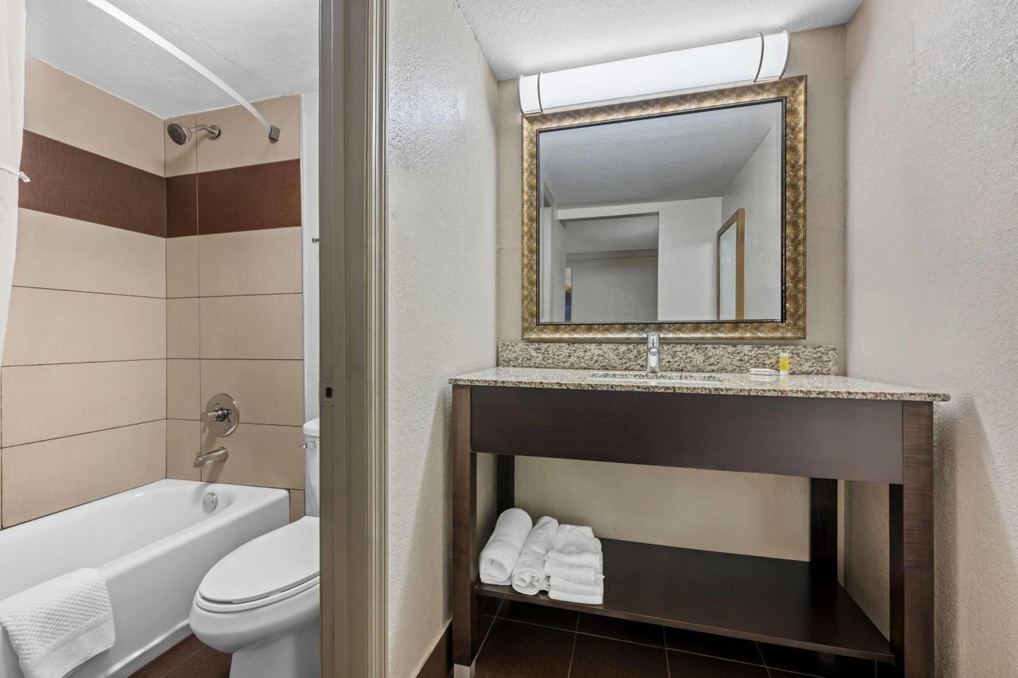 Days Inn By Wyndham Birmingham/West Екстериор снимка