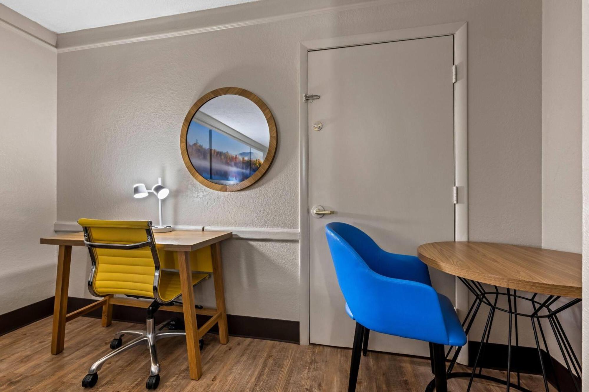 Days Inn By Wyndham Birmingham/West Екстериор снимка