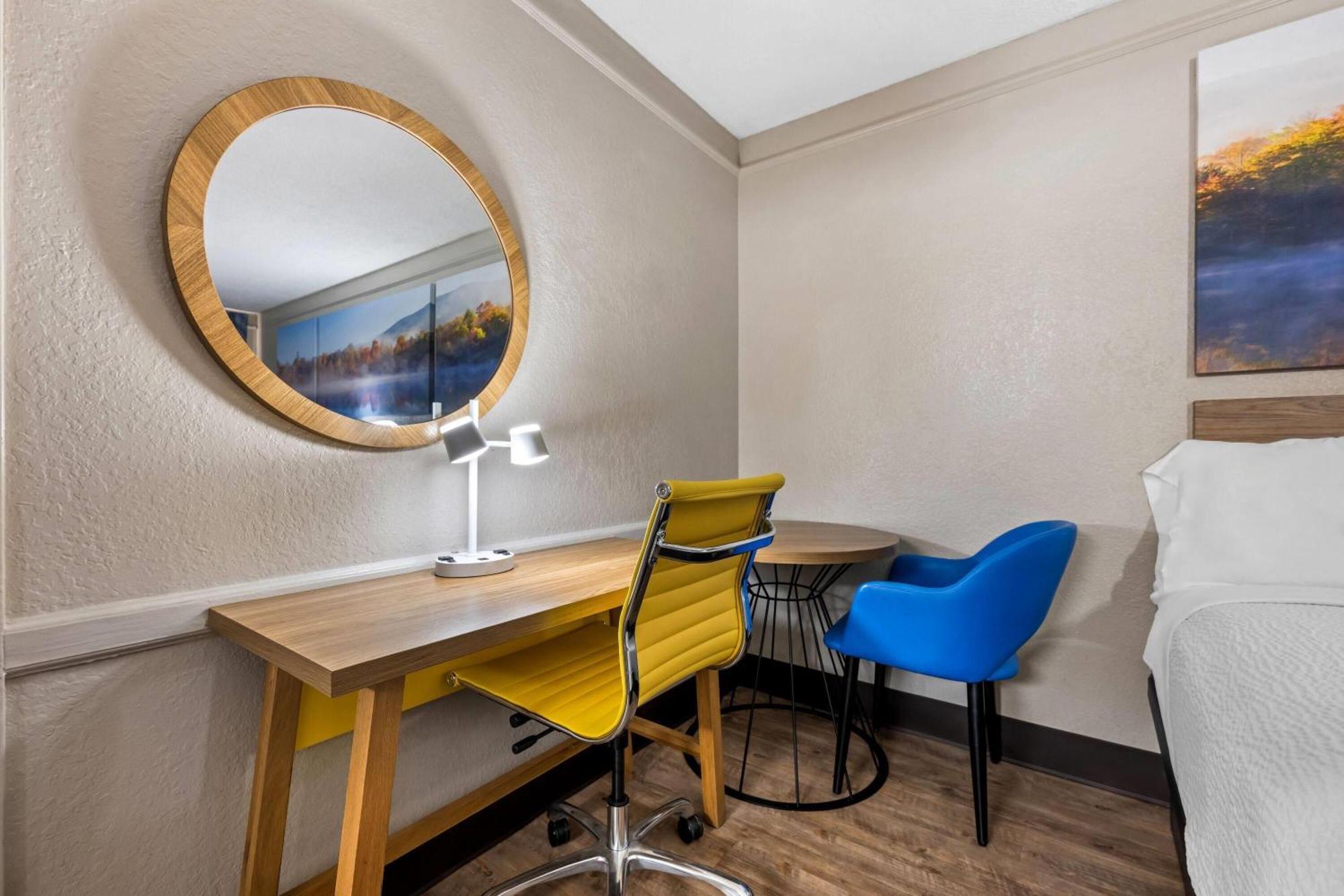 Days Inn By Wyndham Birmingham/West Екстериор снимка
