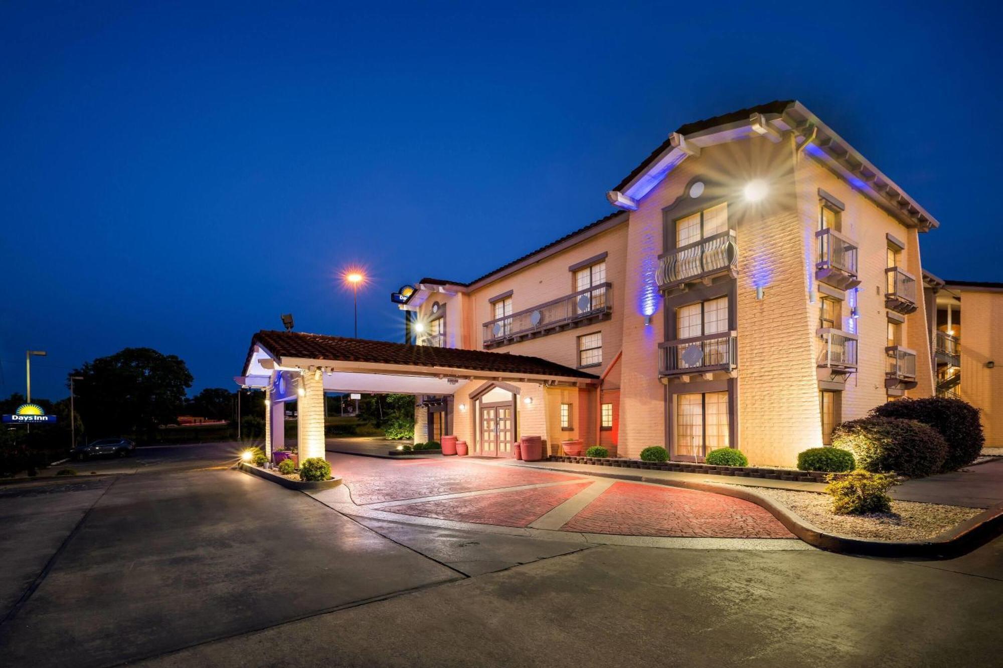 Days Inn By Wyndham Birmingham/West Екстериор снимка