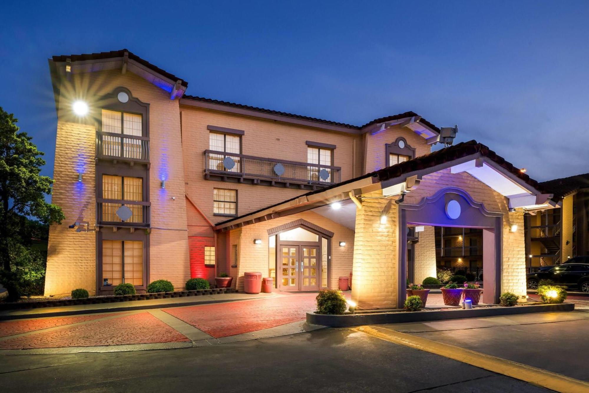 Days Inn By Wyndham Birmingham/West Екстериор снимка
