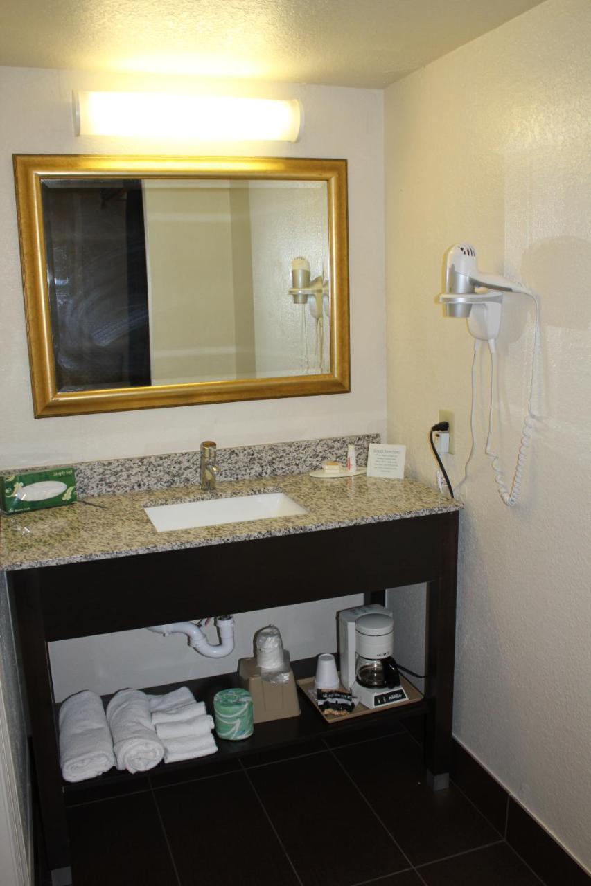 Days Inn By Wyndham Birmingham/West Екстериор снимка