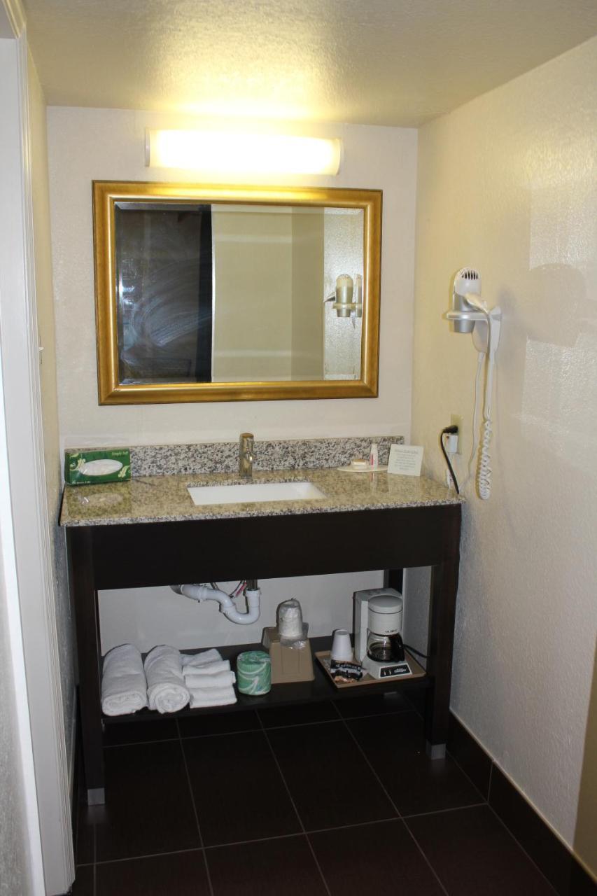 Days Inn By Wyndham Birmingham/West Екстериор снимка